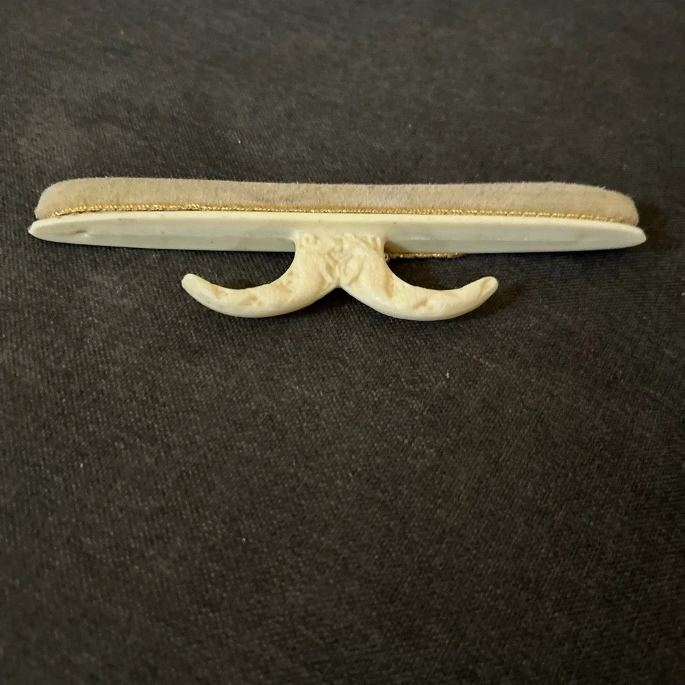 Vintage Beige Gold Flocked‎ Specialty Hanger Non-Slip Decorative Unique